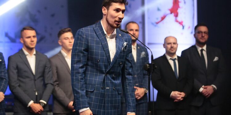 31.01.2020. Kielce. Gala finałowa 68. Plebiscytu Świętokrzyskie Gwiazdy Sportu 2019. Przemawia Alex Dujszebajew - PGE Vive Kielce / Wiktor Taszłow / Radio Kielce