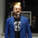 24.01.2020. Ostrowiec św. Wystawa "Poza kadrem" Rafała Stankiewicza. Na zdjęciu: Stanisław Dunin-Borkowski - prowadzący galerię MCK / Emilia Sitarska / Radio Kielce