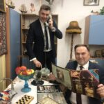 14.01.2020 Sandomierz. Wystawa zorganizowana w Szkole Podstawowej nr 4 pt. „Nauczyciel też był dzieckiem”. Wystawę oglądał Marcin Marzec - burmistrz Sandomierza i Marek Kwitek - poseł PiS / Grażyna Szlęzak-Wójcik / Radio Kielce