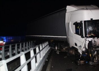 Kolizja z udziałem tira na A1, po której pracownicy pomocy drogowej wpadli między niezabezpieczone szczeliny / KMP Włocławek / Radio Gdańsk