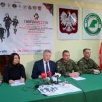 19.02.2020. Ostrowiec Św. Na zdjęciu (od lewej): Adam Podsiadło – nadleśniczy Nadleśnictwa Ostrowiec Świętokrzyski, Anna Kądziela – nauczyciel wf w Szkole Mistrzostwa Sportowego, senator Jarosław Rusiecki, płk Grzegorz Motak – dowódca 10. Świętokrzyskiej Brygady Obrony Terytorialnej, ppłk Marcin Komarowski - Centrum Przygotowań do Misji Zagranicznych w Kielcach, płk Jarosław Molisak – komendant Wojewódzkiego Sztabu Wojskowego w Kielcach / Emilia Sitarska / Radio Kielce