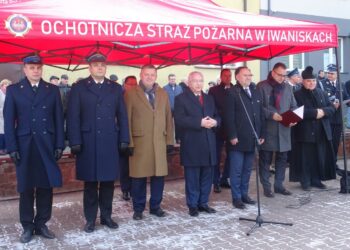 09.02.2020. Iwaniska. Uroczystość przekazania samochodów dla OSP w Iwaniskach i OSP w Kamieńcu. Na zdjęciu (od lewej): st. kpt. Sylwester Kochanowicz - komendant PSP w Opatowie, bryg. Krzysztof Ciosek - Komendant Wojewódzki Straży Pożarnej, Jarosław Rusiecki - senator PiS, Krzysztof Lipiec - poseł PiS, Marek Kwitek - poseł PiS, Marek Staniek - wójt Iwanisk, ks. Leszek Zajezierski - proboszcz parafii pw. św. Katarzyny Aleksandryjskiej w Iwaniskach / Emilia Sitarska / Radio Kielce