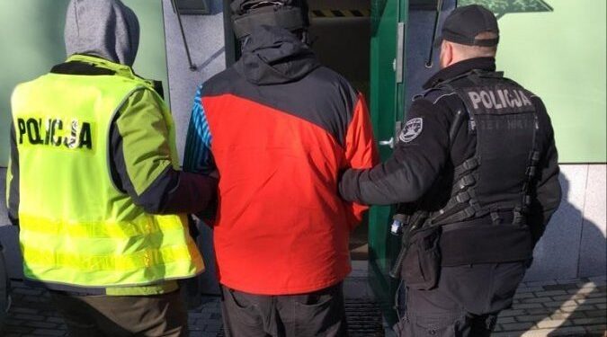 07.02.2020. Sandomierz. Zatrzymanie mężczyzny podejrzanego o napad na pracownika firmy kurierskiej / Policja