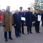 09.02.2020. Iwaniska. Uroczystość przekazania samochodów dla OSP w Iwaniskach i OSP w Kamieńcu. Na zdjęciu (od lewej): Jarosław Rusiecki - senator PiS, Krzysztof Lipiec - poseł PiS, strażak OSP Kamieniec, bryg. Krzysztof Ciosek - Komendant Wojewódzki Straży Pożarnej, strażak OSP Iwaniska, st. kpt. Sylwester Kochanowicz - komendant PSP w Opatowie / Emilia Sitarska / Radio Kielce