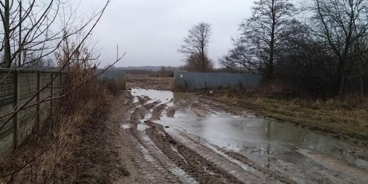 Duże ilości nielegalnie zakopanych odpadów odkryto na jednej z miejskich działek w Białymstoku / Ryszard Minko / Radio Białystok