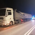 24.02.2020. Dębska Wola. Elementy spadające z ciężarówki uszkodziły dwa auta / Policja