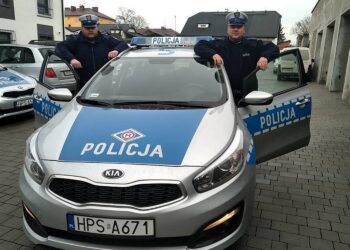 Policjanci z Wydziału Ruchu Drogowego Komendy Powiatowej Policji w Sandomierzu, którzy „pilotowali” do szpitala samochód z kobietą pilnie potrzebującą pomocy lekarskiej / KPP w Sandomierzu