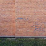 21.02.2020. Końskie. Obraźliwe napisy na murze kościoła p.w. Chrystusa Odkupiciela w Końskich / Magdalena Galas-Klusek / Radio Kielce