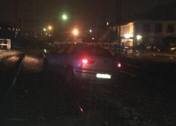 Samochód ugrzązł między torami / KPP w Starachowicach