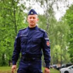 Kielecki policjant, który wyniósł z płonącego domu starszą kobietę. Do pożaru doszło w nocy na osiedlu Jagiellońskim / KWP w Kielcach