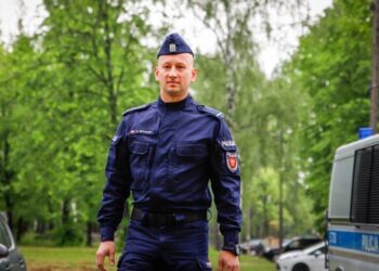 Kielecki policjant, który wyniósł z płonącego domu starszą kobietę. Do pożaru doszło w nocy na osiedlu Jagiellońskim / KWP w Kielcach