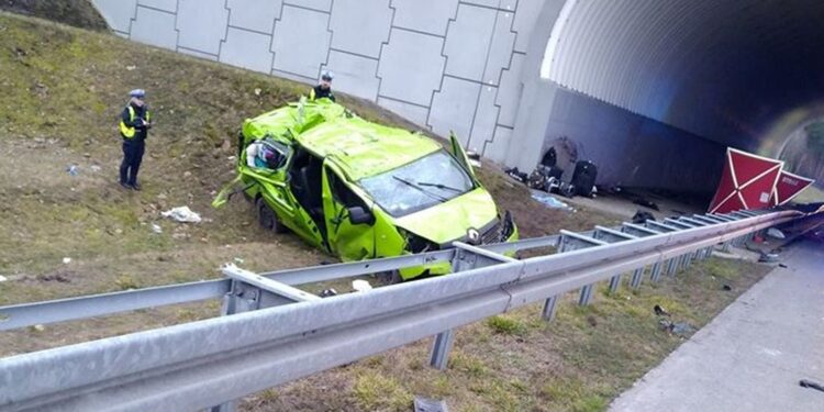 RADIO POZNAŃ. Jedna osoba zginęła, osiem zostało rannych. Tragiczny wypadek na A2 - Radio Kielce Radio Poznań