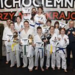 Trener Andrzej Horna ze swoimi podopiecznymi podczas turnieju w Wojniczu / Klub Karate Morawica/Facebook