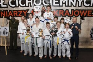 Trener Andrzej Horna ze swoimi podopiecznymi podczas turnieju w Wojniczu / Klub Karate Morawica/Facebook