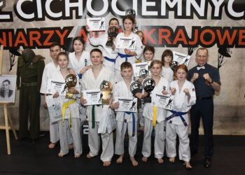 Trener Andrzej Horna ze swoimi podopiecznymi podczas turnieju w Wojniczu / Klub Karate Morawica/Facebook