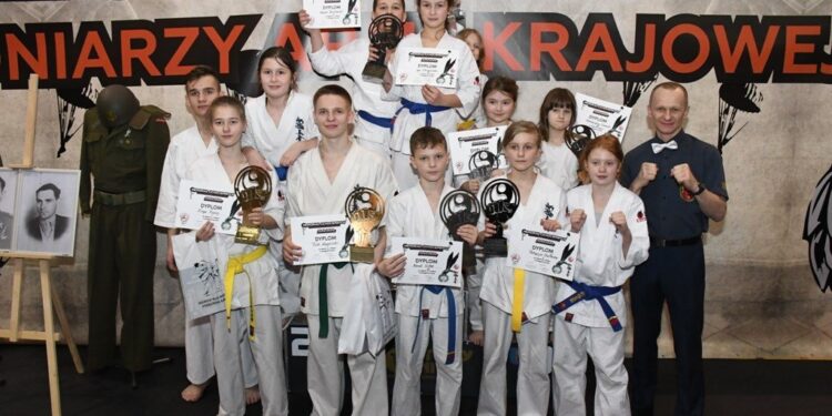 Trener Andrzej Horna ze swoimi podopiecznymi podczas turnieju w Wojniczu / Klub Karate Morawica/Facebook