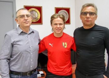 Na zdjęciu (od lewej): Marek Paprocki - wiceprezes Korony Kielce, Petteri Forsell i Krzysztof Zając - prezes Korony Kielce / korona-kielce.pl