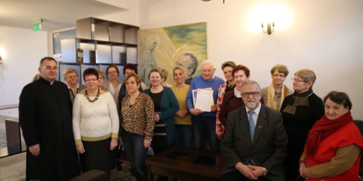 29.02.2020 Sandomierz. Szkolenie przedstawicieli parafialnych zespołów Caritas Diecezji Sandomierskiej. Na zdjęciu (pierwszy z lewej): ks. Bogusław Pitucha - dyrektor Caritas Diecezji Sandomierskiej / ks. Tomasz Lis