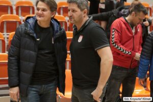 22.02.2020. Kielce. I liga piłki ręcznej mężczyzn: AZS UJK Kielce - AZS AWF Biała Podlaska. Na zdjęciu (od lewej): prof. Jacek Semaniak - rektor UJK i Tomasz Błaszkiewicz - trener AZS UJK Kielce / Krzysztof Klimek