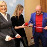 06.02.2020 Kielce. Zarząd województwa promuje noszenie odblasków. Na zdjęciu (od lewej): wicemarszałek Renata Janik, Izabela Mortas - Radio Kielce i Mariusz Gosek - członek zarządu województwa / Urząd Marszałkowski Województwa Świętokrzyskiego