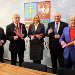 06.02.2020 Kielce. Zarząd województwa promuje noszenie odblasków. Na zdjęciu (od lewej): wicemarszałek Marek Bogusławski, marszałek Andrzej Bętkowski, wicemarszałek Renata Janik, Marek Jońca - członek zarządu województwa i Mariusz Gosek - członek zarządu województwa / Urząd Marszałkowski Województwa Świętokrzyskiego