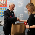 06.02.2020 Kielce. Zarząd województwa promuje noszenie odblasków. Na zdjęciu: marszałek Andrzej Bętkowski i Izabela Mortas - Radio Kielce / Urząd Marszałkowski Województwa Świętokrzyskiego