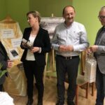 22.02.2020. Klimontów. Spotkanie z Andrzejem Boryckim, autorem książki o miasteczku. Na zdjęciu (od lewej): Andrzej Borycki i radni Klimontowa Monika Cichoń, Mirosław Kwapiński i Marek Bargiel / Grażyna-Szlęzak-Wójcik / Radio Kielce