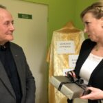 22.02.2020. Klimontów. Spotkanie z Andrzejem Boryckim, autorem książki o miasteczku. Na zdjęciu: Andrzej Borycki - autor książki i radna Klimontowa Monika Cichoń / Grażyna-Szlęzak-Wójcik / Radio Kielce