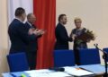 Pożegnanie Mirosławy Mochockiej. Na zdjęciu (od lewej): Robert Jaworski - burmistrz gminy i miasta Chęciny, Grzegorz Dziubek - burmistrz Włoszczowy, Krzysztof Gajewski - wójt gminy Waśniów i Mirosława Mochocka / Radio Kielce