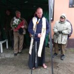 02.02.2020. Skarżysko-Kamienna. Odsłonięcie tablicy poświęconej ofiarom bombardowania miasta. Przemawia ojciec Rafał Kołodziejski, gwardian klasztoru ojców franciszkanów w Skarżysku / Anna Głąb / Radio Kielce