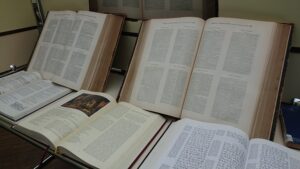 16.02.2020. Skarżysko. Wystawa „Od papirusu do e-Biblii” / Anna Głąb / Radio Kielce