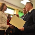 12.02.2020. Końskie. Wręczenie stypendiów prezesa Rady Ministrów. Na zdjęciu: Zbigniew Koniusz - wojewoda świętokrzyski wręcza stypendium Agnieszce Trojanowskiej / Magdalena Galas-Klusek / Radio Kielce