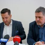 19.02.2020. Kielce. Konferencja przez sesją Rady Miasta Kielce. Na zdjęciu (od lewej): Kamil Suchański - przewodniczący Rady Miasta w Kielcach i Jarosław Karyś - wiceprzewodniczący Rady Miasta w Kielcach / Michał Kita / Radio Kielce