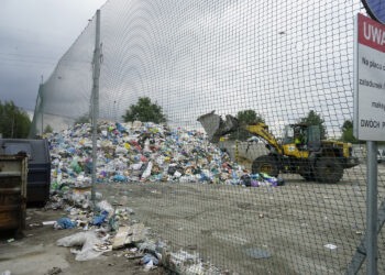 Kielce. ENERIS Surowce S.A. Zakład na osiedlu Sieje, śmieci, odpady, śmieciarka / Patryk Cudzik / Radio Kielce