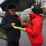 04.02.2020. Jędrzejów. Akcja rozdawania odblasków przez Radio Kielce. Na zdjęciu: Ewa Pociejowska-Gawęda - Radio Kielce / Piotr Michalski / Radio Kielce