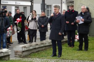 02.02.2020. Jędrzejów. 76 rocznica odbicia więźniów w Jędrzejowie. Przemawia Krzysztof Słoń - senator PiS / Ewa Pociejowska-Gawęda / Radio Kielce