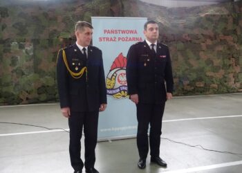 21.02.2020. Jędrzejów. Zastępca komendanta PSP w Jędrzejowie brygadier odszedł na emeryturę. Na zdjęciu (od lewej): bryg. Bogdan Niezgoda - zastępca komendanta PSP w Jędrzejowie i bryg. Krzysztof  Ciosk - świętokrzyski komendant wojewódzki   PSP / Ewa Pociejowska-Gawęda / Radio Kielce