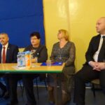 28.02.2020. Mnichów. Spotkanie w sprawie przyszłości szkoły. Na zdjęciu (od lewej): Kazimierz Mądzik - świętokrzyski kurator oświaty, Elżbieta Bartosz - przewodnicząca Solidarności Oświatowej w Jędrzejowie, Ewa Fortunka - kierownik Samorządowego Centrum Usług Wspólnych w Jędrzejowie, Marcin Piszczek - burmistrz Jędrzejowa / Ewa Pociejowska-Gawęda / Radio Kielce