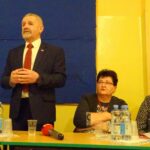 28.02.2020. Mnichów. Spotkanie w sprawie przyszłości szkoły. Na zdjęciu (przemawia): Kazimierz  Mądzik - świętokrzyski kurator oświaty / Ewa Pociejowska-Gawęda / Radio Kielce