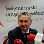 30.01.2020. Kielce. Podpisanie zarządzenia wojewody dotyczącego wyznaczenia miejsca do niszczenia materiałów wybuchowych. Na zdjęciu: Zbigniew Koniusz - wojewoda świętokrzyski / Piotr Kwaśniewski / Radio Kielce