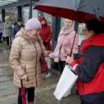 04.02.2020. Kielce. Akcja rozdawania odblasków przez Radio Kielce. Na zdjęciu: Anna Lewandowska - Radio Kielce / Piotr Kwaśniewski / Radio Kielce