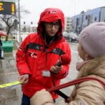 04.02.2020. Kielce. Akcja rozdawania odblasków przez Radio Kielce. Na zdjęciu: Michał Kita - Radio Kielce / Piotr Kwaśniewski / Radio Kielce