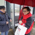 04.02.2020. Kielce. Akcja rozdawania odblasków przez Radio Kielce. Na zdjęciu: Anna Lewandowska - Radio Kielce / Piotr Kwaśniewski / Radio Kielce