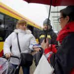 04.02.2020. Kielce. Akcja rozdawania odblasków przez Radio Kielce. Na zdjęciu: Anna Lewandowska - Radio Kielce / Piotr Kwaśniewski / Radio Kielce