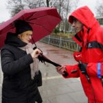 04.02.2020. Kielce. Akcja rozdawania odblasków przez Radio Kielce. Na zdjęciu: Michał Kita - Radio Kielce / Piotr Kwaśniewski / Radio Kielce