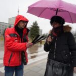 04.02.2020. Kielce. Akcja rozdawania odblasków przez Radio Kielce. Na zdjęciu: Michał Kita - Radio Kielce / Piotr Kwaśniewski / Radio Kielce