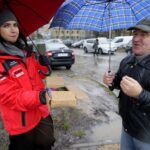 04.02.2020. Kielce. Akcja rozdawania odblasków przez Radio Kielce. Na zdjęciu: Justyna Hajnrych - Radio Kielce / Piotr Kwaśniewski / Radio Kielce