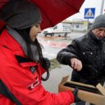 04.02.2020. Kielce. Akcja rozdawania odblasków przez Radio Kielce. Na zdjęciu: Justyna Hajnrych - Radio Kielce / Piotr Kwaśniewski / Radio Kielce