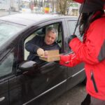 04.02.2020. Kielce. Akcja rozdawania odblasków przez Radio Kielce. Na zdjęciu: Justyna Hajnrych - Radio Kielce / Piotr Kwaśniewski / Radio Kielce