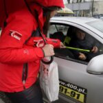 04.02.2020. Kielce. Akcja rozdawania odblasków przez Radio Kielce. Na zdjęciu: Monika Miller - Radio Kielce / Piotr Kwaśniewski / Radio Kielce